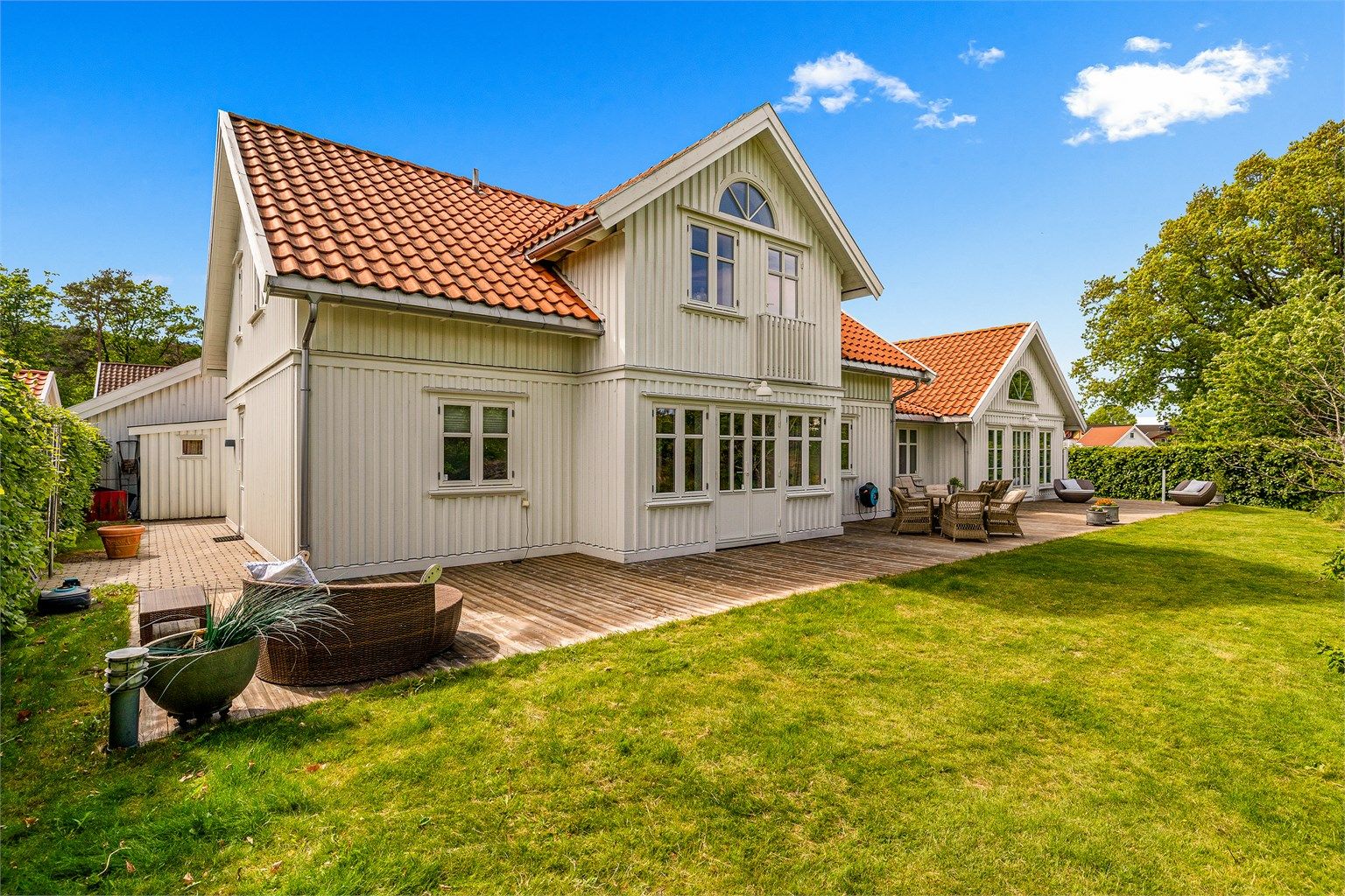 SAMLINGSSTED: Den store terrassen strekke seg rundt huset, noe som gir flere usjenerte og solrike steder å oppholde seg.