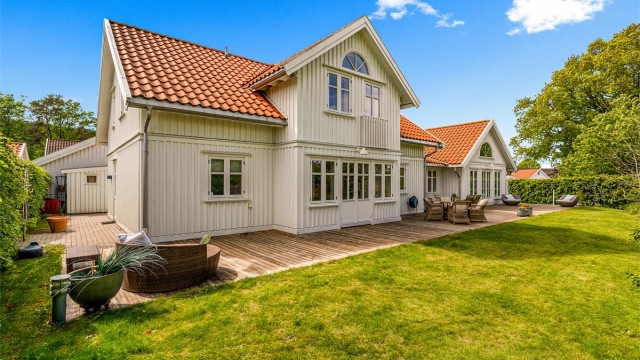 SAMLINGSSTED: Den store terrassen strekke seg rundt huset, noe som gir flere usjenerte og solrike steder å oppholde seg.