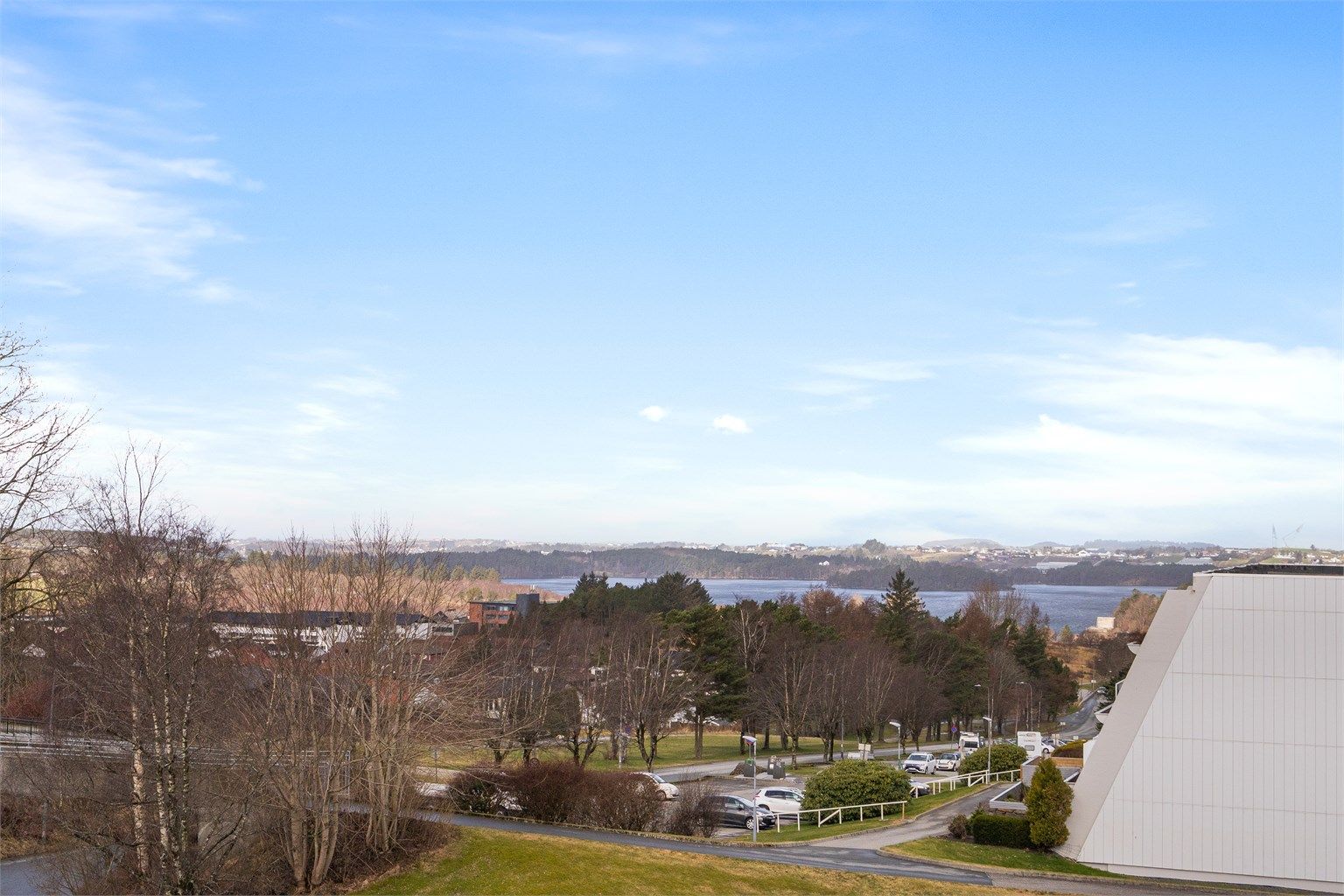 Leiligheten ligger høyt oppe, har lite innsyn og flott utsikt. 