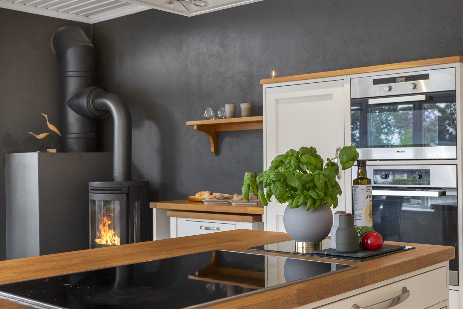 Integrerte hvitevarer fra Miele med platetopp, stekeovn og dampovn.
