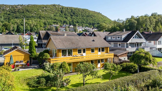 Velkommen til Bergliots vei 45, en innholdsrik bolig med pent opparbeidet tomt i rolige og barnevennlige omgivelser i blindvei.
Krogsveen avd. Sandnes ved Tom Christer Hovde, inviterer til visning på denne attraktive eiendommen.
Foto: Kristine Tofte