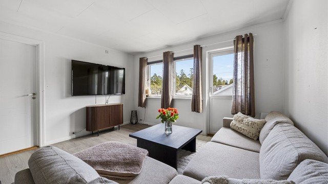 Stuen er romslig og lett å møblere, med plass til en stor sofagruppe.