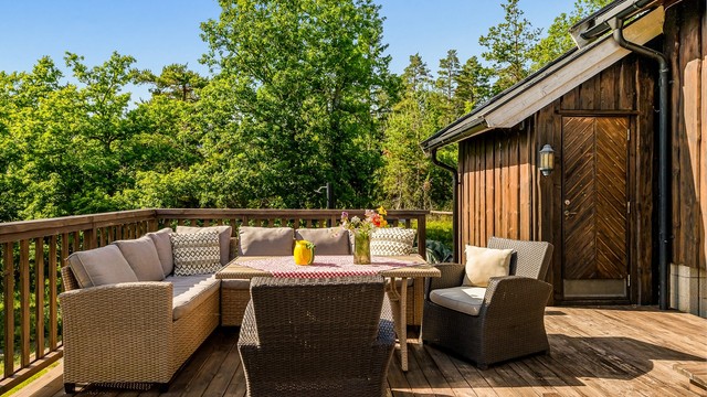 Det er plassbygd sittebenk og rikelig med plass til et stort spisebord. Perfekt for sene og varme sommerkvelder.