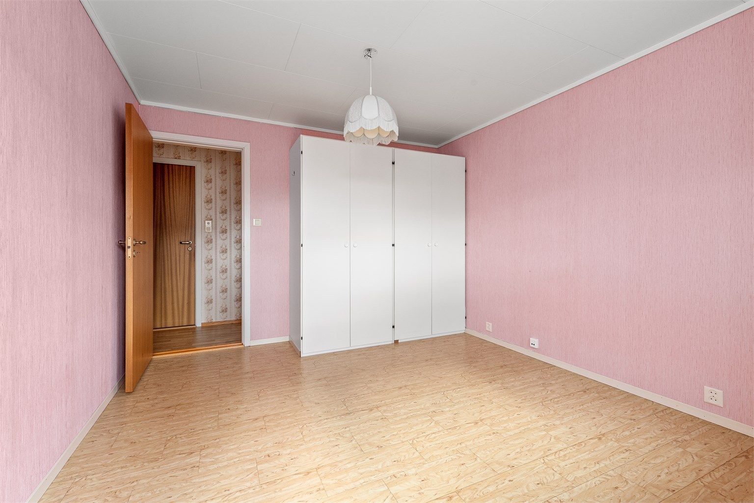 God plass til garderobeløsning på hovedsoverommet