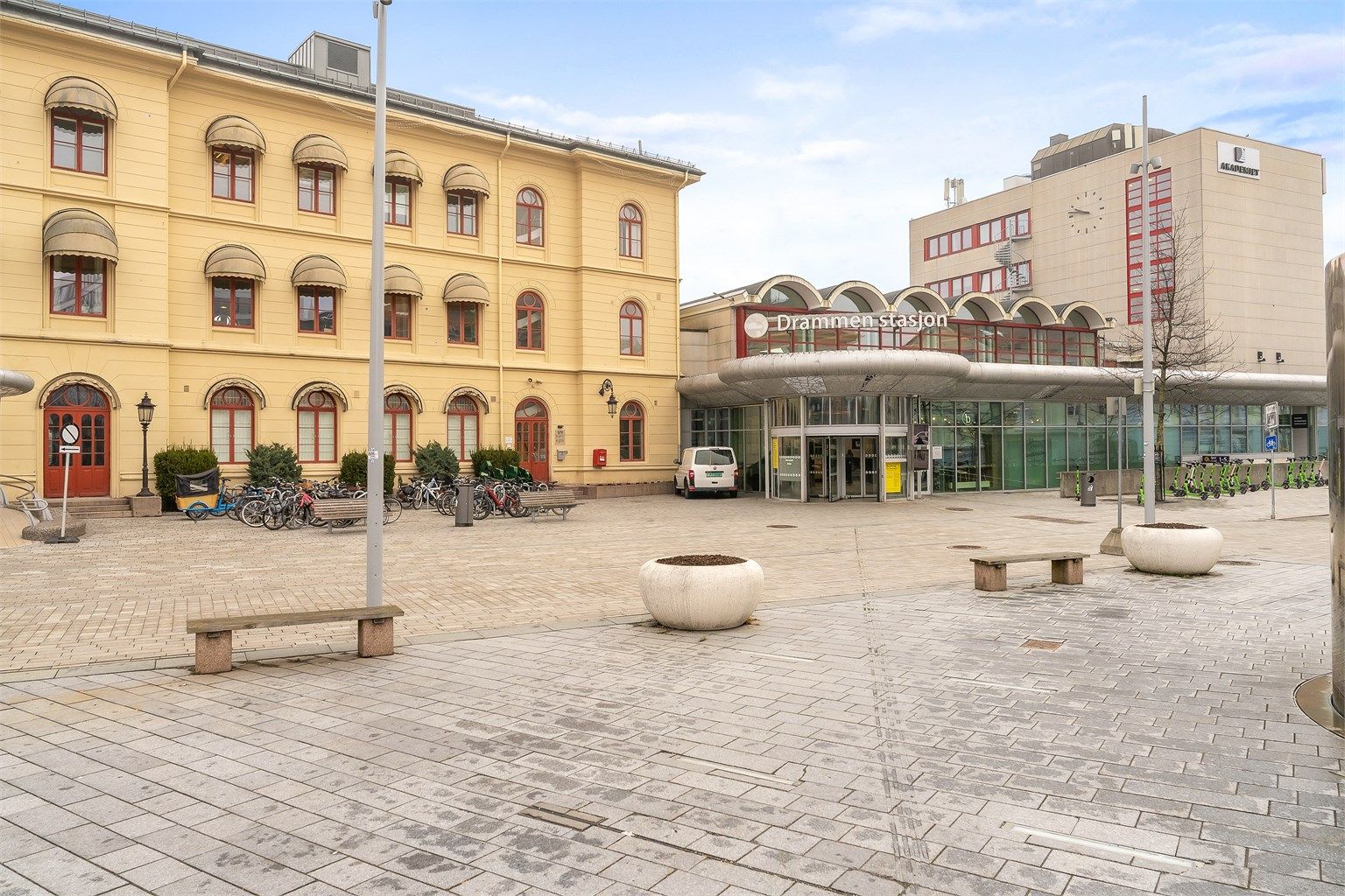 Fra Drammen stasjon, har du effektiv togforbindelse til blant annet Oslo og Kongsberg.