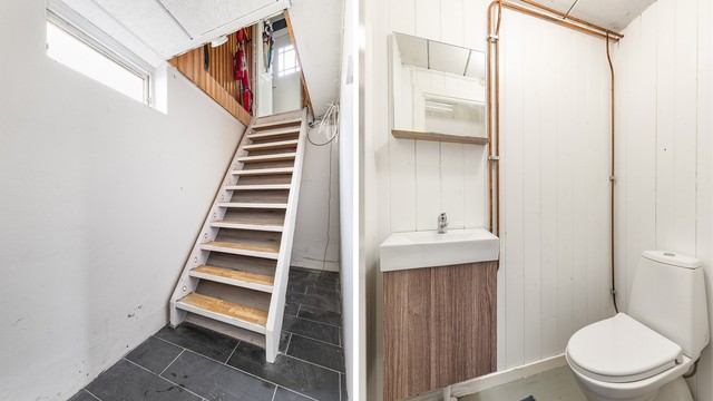 Rett etter kjellertrappen finnes både toalettrom og vaskerom. Toalettrommet er oppgradert med moderne møbler i nyere tid.
