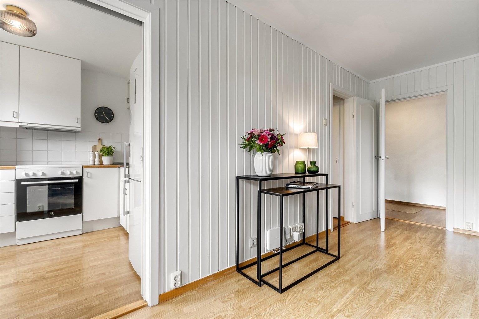 Bredbånd er inkludert i fellesutgiftene. Boligen er tilknyttet fiber via Global Connect