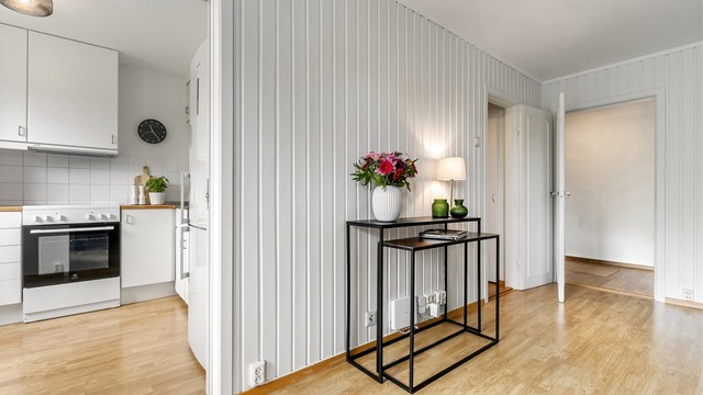 Bredbånd er inkludert i fellesutgiftene. Boligen er tilknyttet fiber via Global Connect