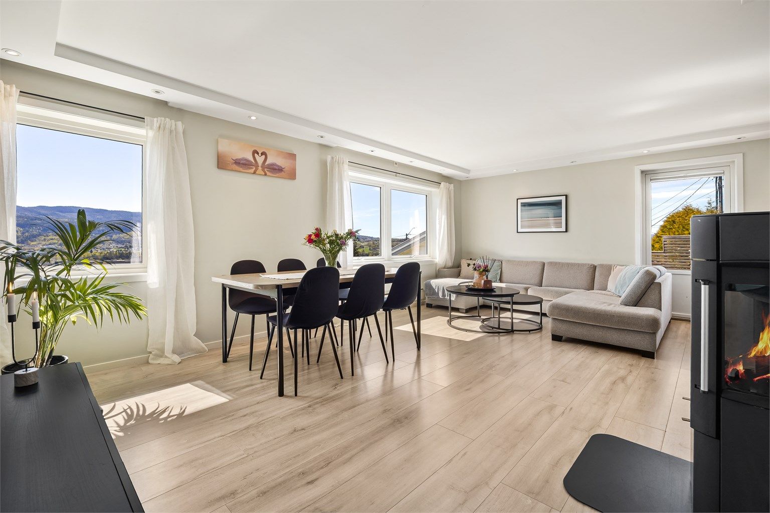 Fra stuen er det direkte utgang til en romslig veranda (ikke byggemeldt). Verandadøren er fra 2019.