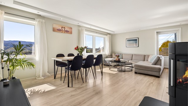 Fra stuen er det direkte utgang til en romslig veranda (ikke byggemeldt). Verandadøren er fra 2019.