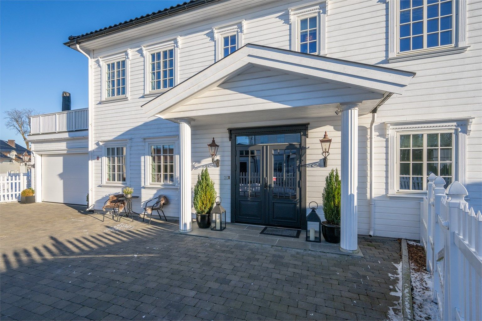Lekker overbygget inngangsparti med utelys og dobbeltfløyede dører. 
