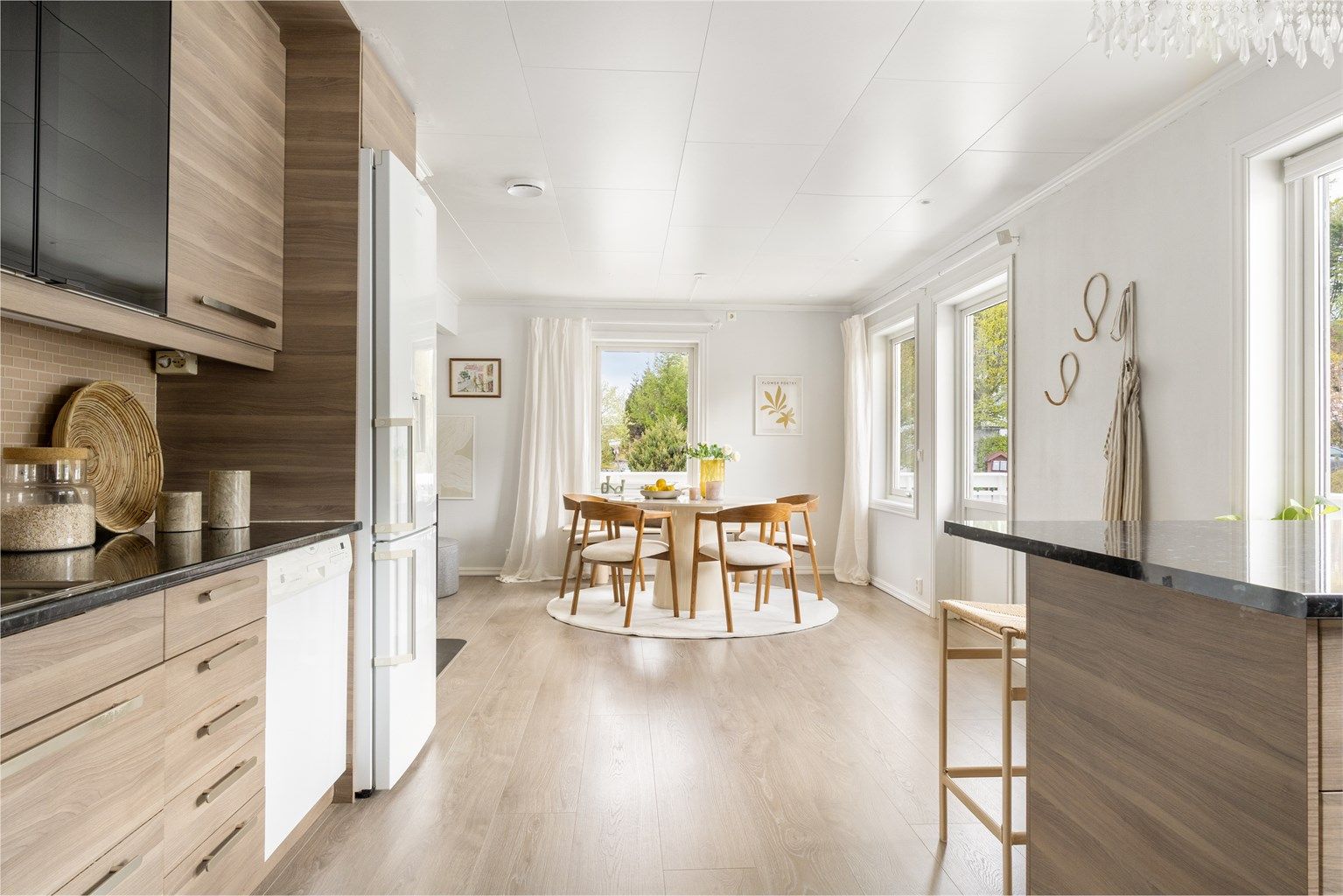 Den åpne løsningen gjør at kjøkkenet blir en integrert del av det sosiale arealet i hovedetasjen.