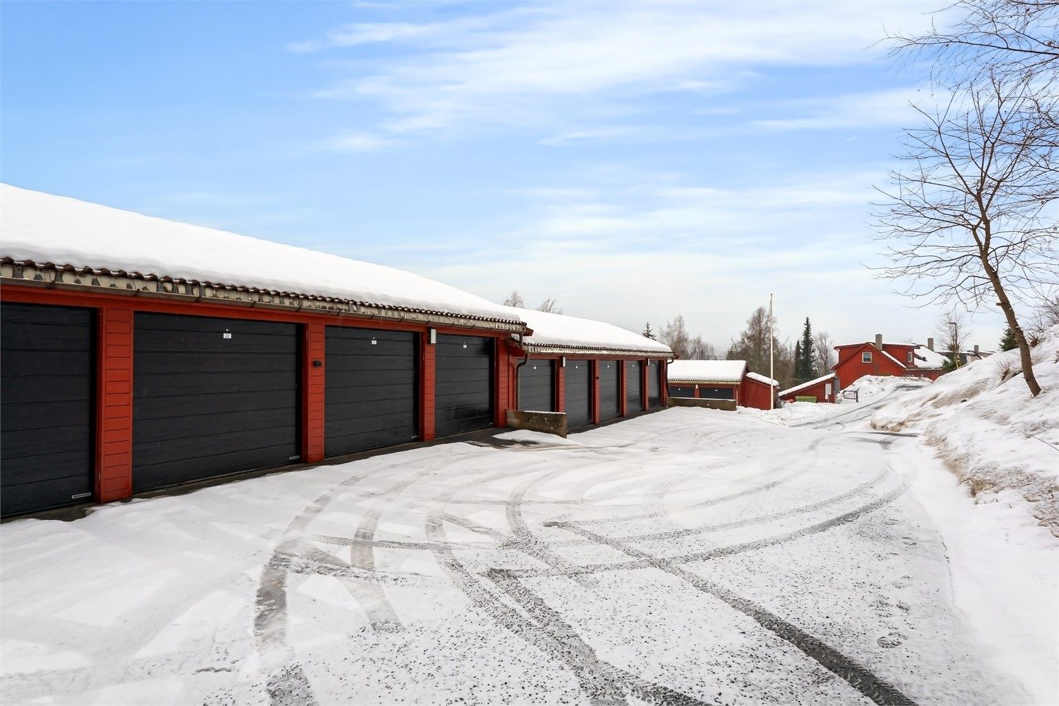 Parkering for en bil i felles garasjeanlegg. Garasjen har elbil-lader