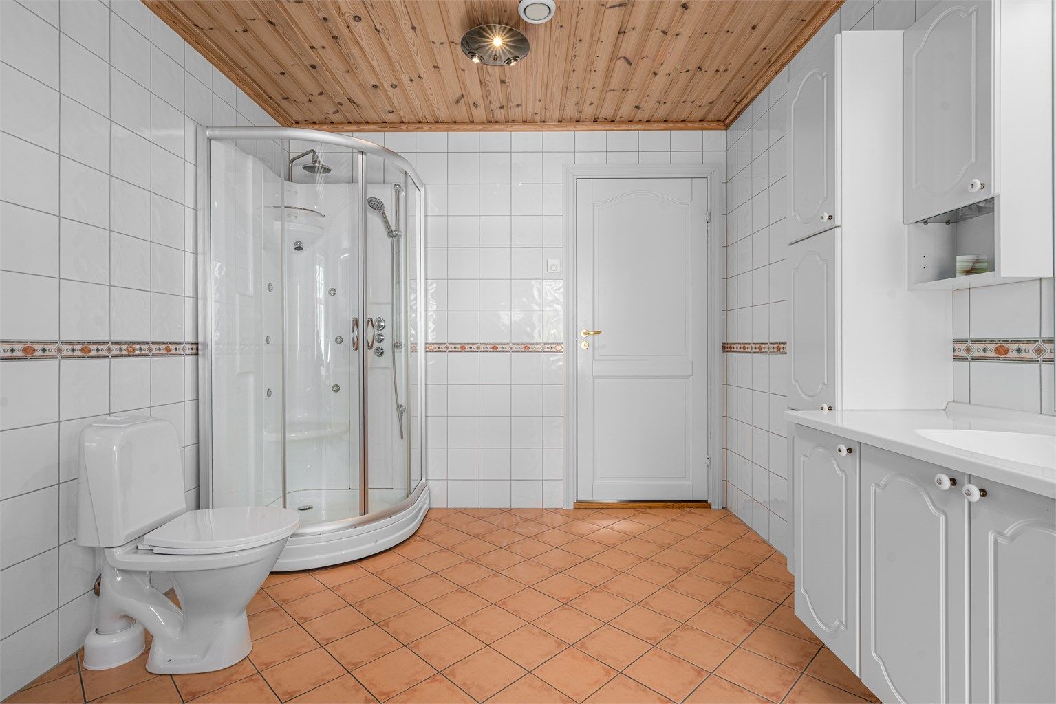 Badet har flislagt gulv med gulvvarme og flislagte vegger.