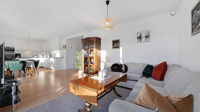 Fra stuen er det utgang til en romslig veranda på ca. 14 kvm – en herlig uteplass hvor du kan nyte solen fra ca. kl. 09.30 til ca. kl. 19.30.