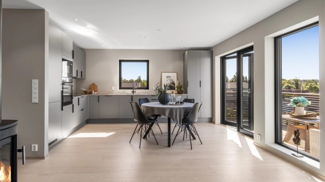 Lekre fargevalg på slette malte flater og enstavs parkett på gulv