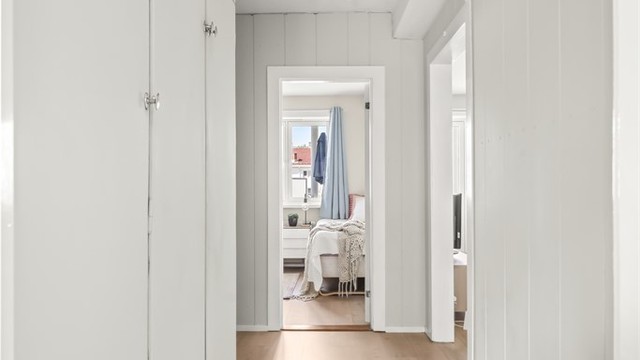 I entreen er det etablert en romslig garderobeløsning fra gulv til tak med god plass til yttertøy, sko og øvrig oppbevaring.