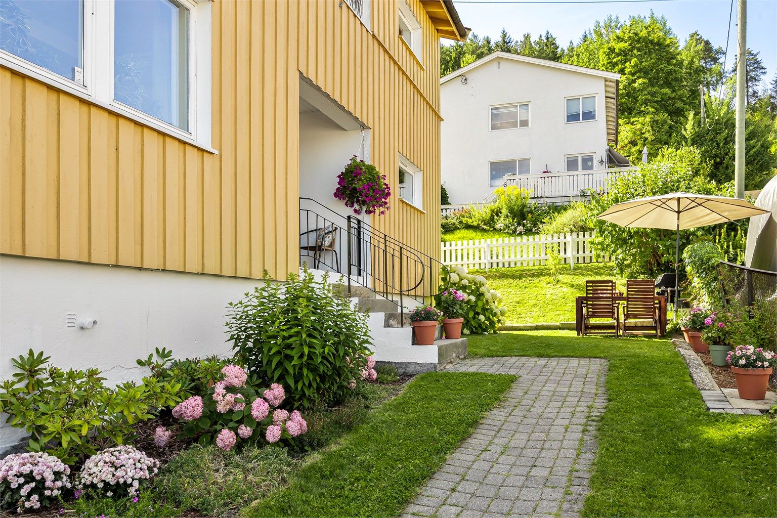 Belegningsstein frem til inngangsparti