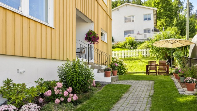 Belegningsstein frem til inngangsparti