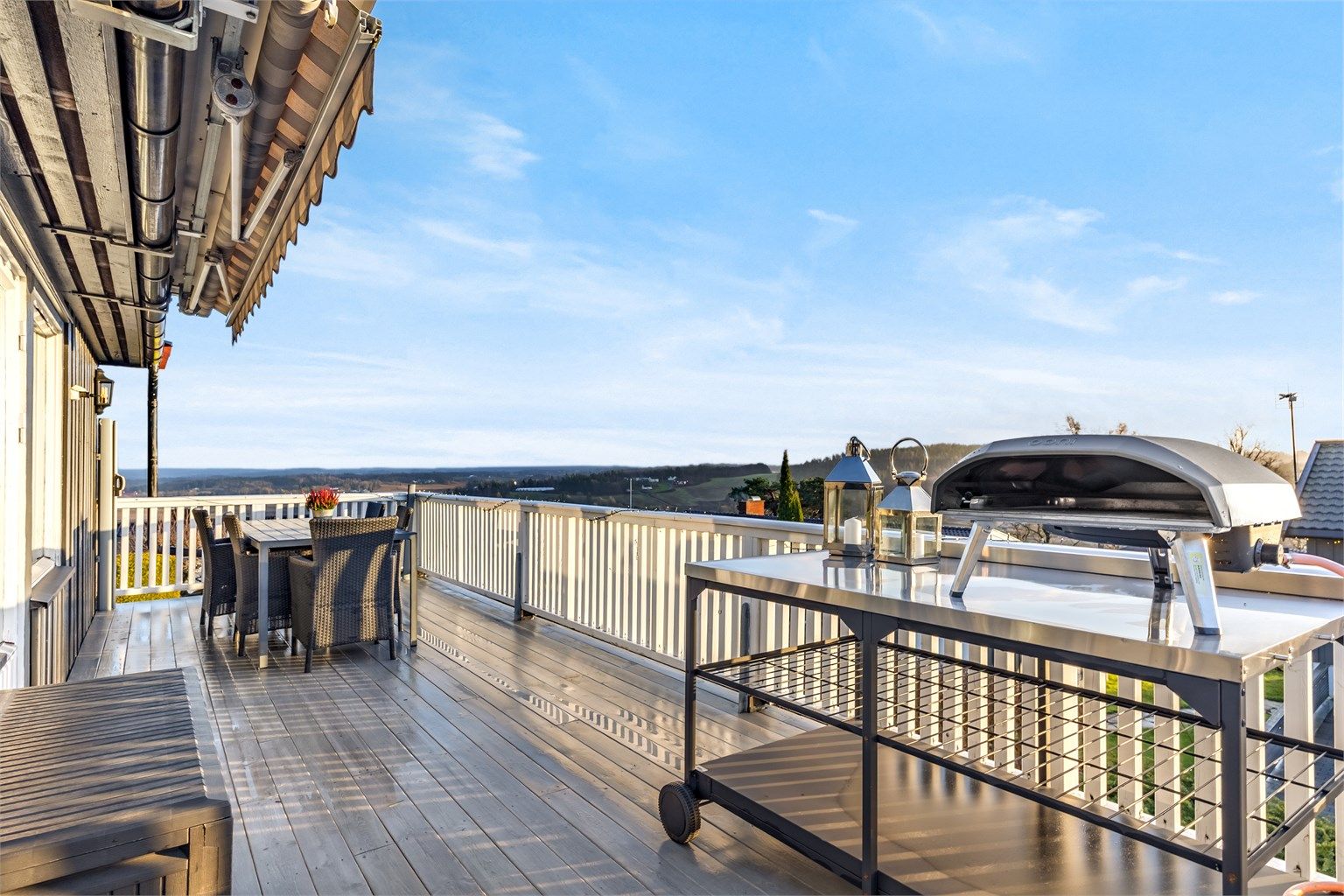 Eiendommen har uteplasser mot øst, sør og vest, som gir sol fra tidlig morgen til kveld. Foto: Oh Shots.