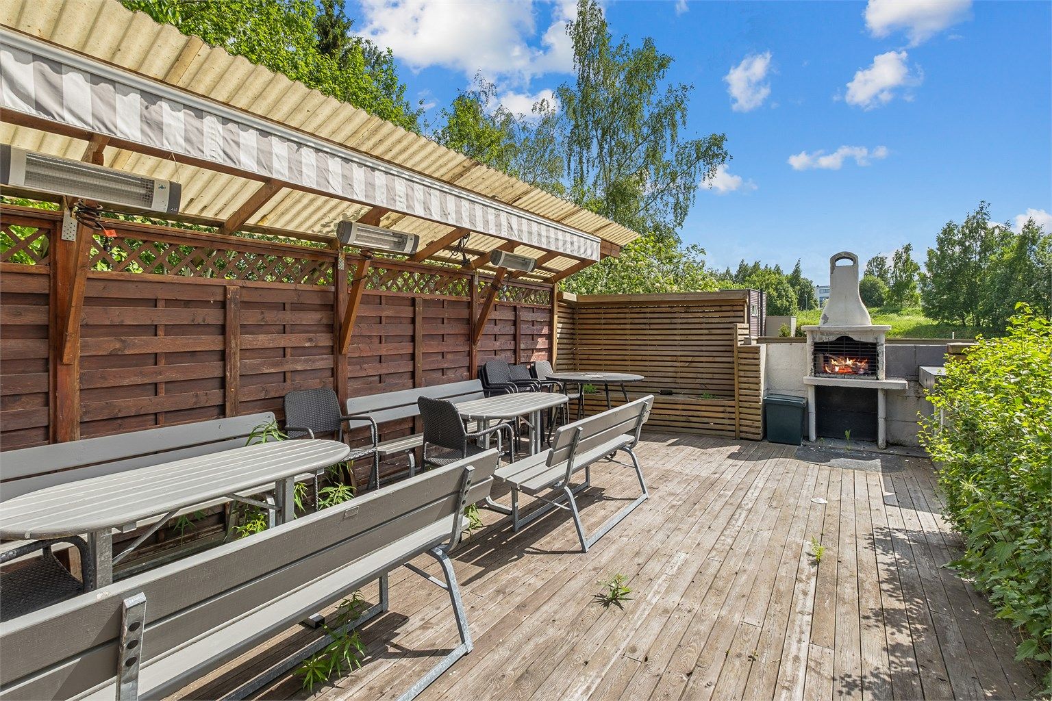 Borettslaget disponerer hyggelige fellesarealer med sittegrupper, grillhus og opparbeidede grøntområder.