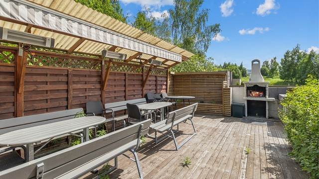 Borettslaget disponerer hyggelige fellesarealer med sittegrupper, grillhus og opparbeidede grøntområder.