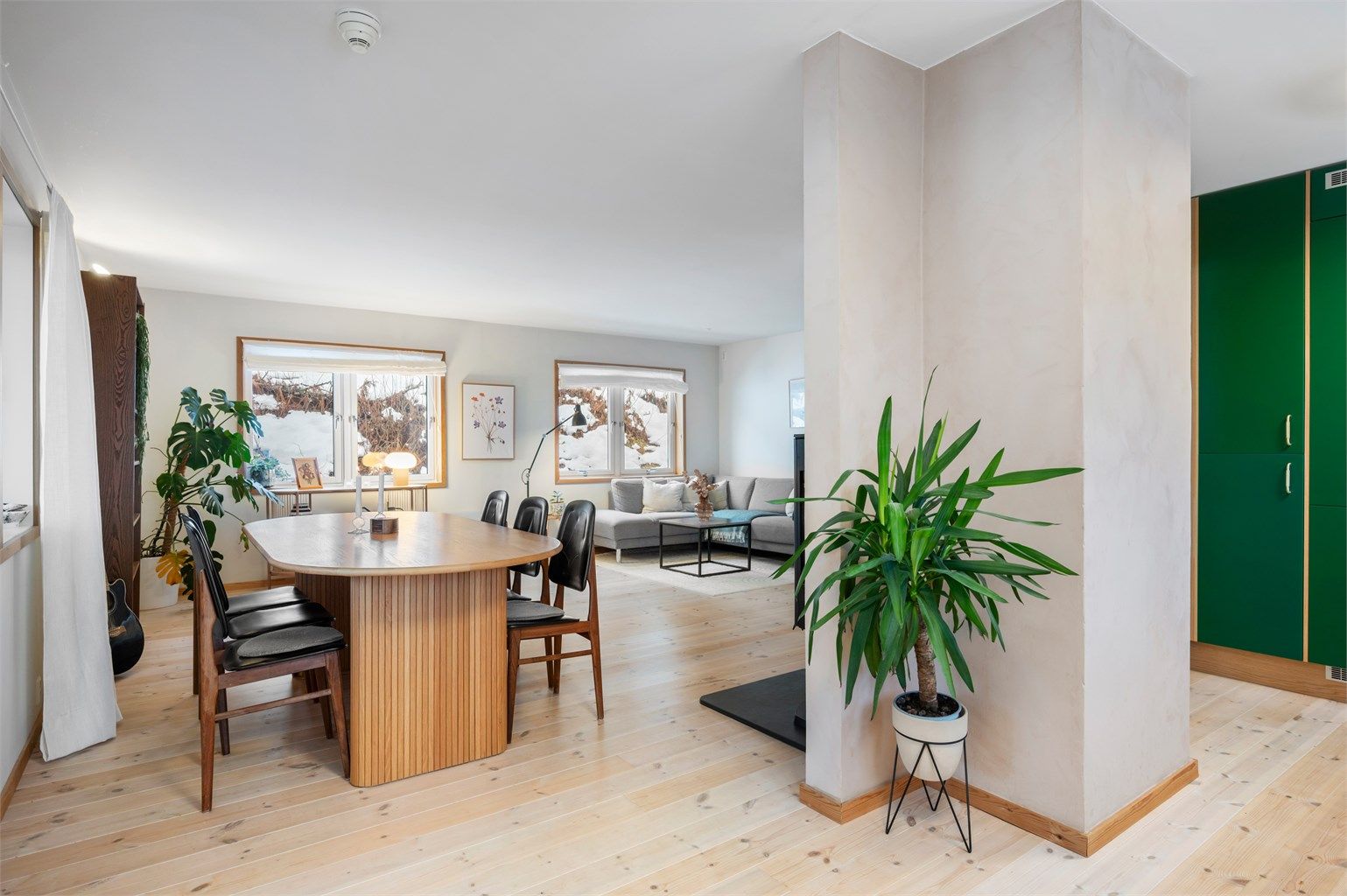 Stuen har god plass til stor sofagruppe med tilhørende TV-møblement samt spisegruppe.