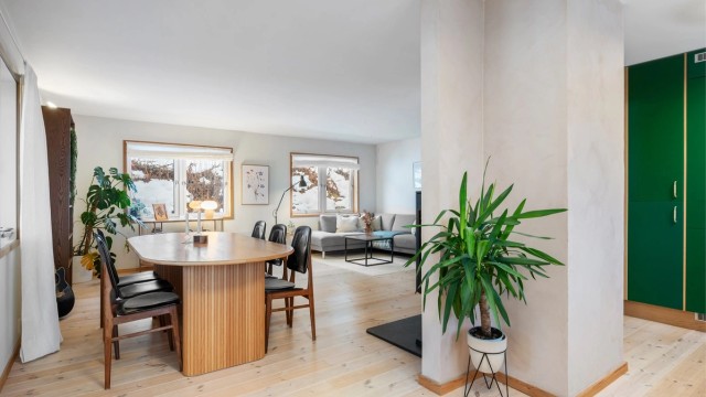 Stuen har god plass til stor sofagruppe med tilhørende TV-møblement samt spisegruppe.