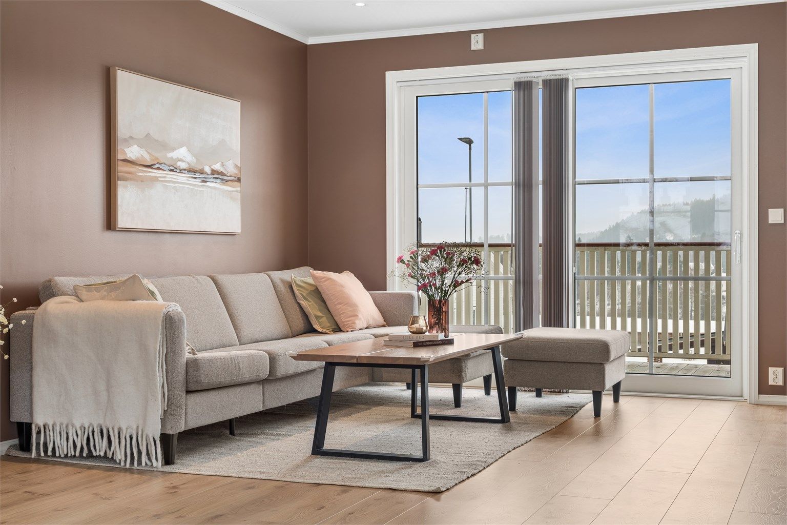 Fra stuen er det adkomst ut til den syd-vendte verandaen.