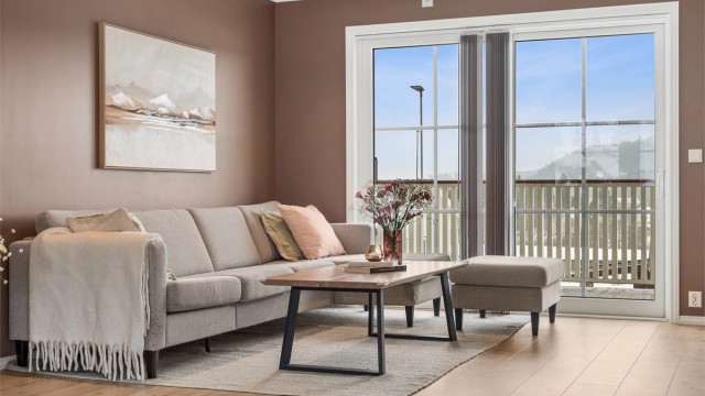 Fra stuen er det adkomst ut til den syd-vendte verandaen.