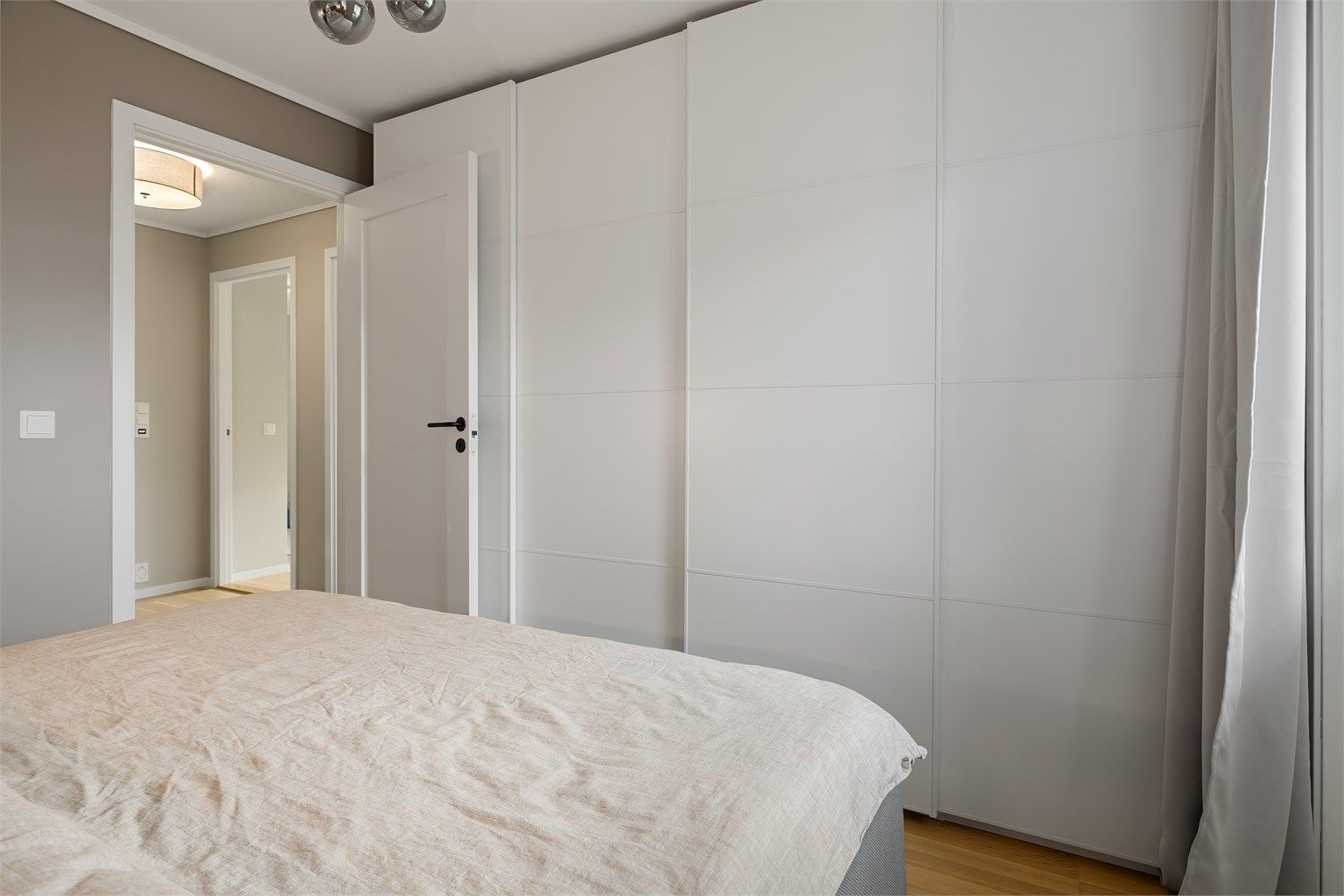 Skyvedørsgarderobe på hovedsoverom med gode oppbevaringsmuligheter