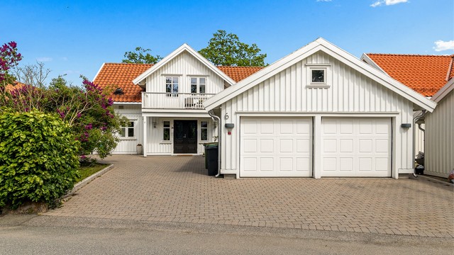 Ved sjøen - omkranset av bøkehekk og syriner.