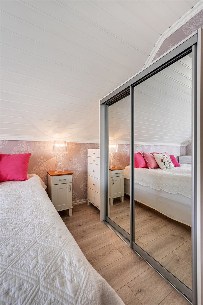 God oppbevaringsplass i skyvedørsgarderobe med speilfronter.