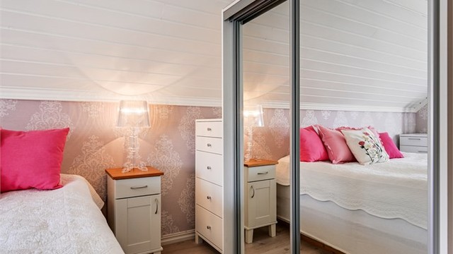 God oppbevaringsplass i skyvedørsgarderobe med speilfronter.