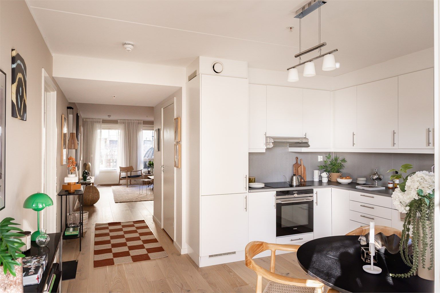 Dette er en stor og gjennomgående 3-roms leilighet med 2 uteplasser og garasjeplass med elbil-lader.