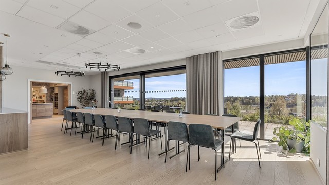 Serviceområdet betjenes av en vert som hjelper med store og små tjenester, fra skjorterens til organisering av dekkservice. Det er også 2 rom som man kan leie.