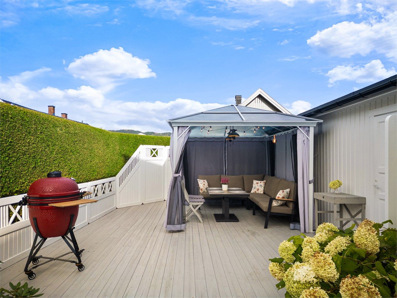Paviljong på terrassen medfølger ikke eiendommen