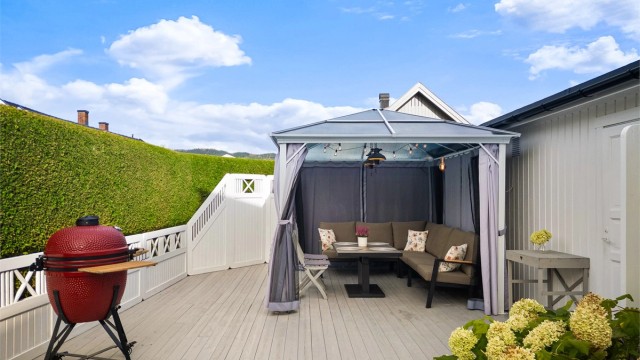 Paviljong på terrassen medfølger ikke eiendommen