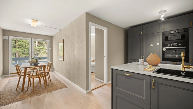 Kjøkkenet fra 2022 er levert av Ikea og har integrerte hvitevarer. Herfra er det utgang til en østvendt balkong. Foto: Martine Eren Jacobsen.