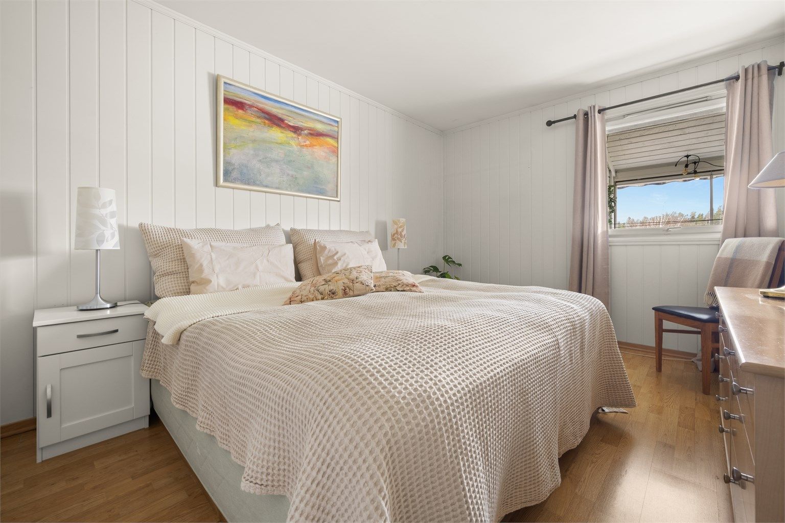 Hovedsoverommet har god plass til dobbeltseng og garderobeløsning.