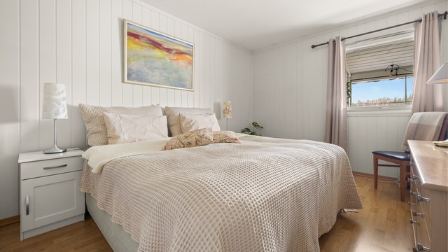 Hovedsoverommet har god plass til dobbeltseng og garderobeløsning.