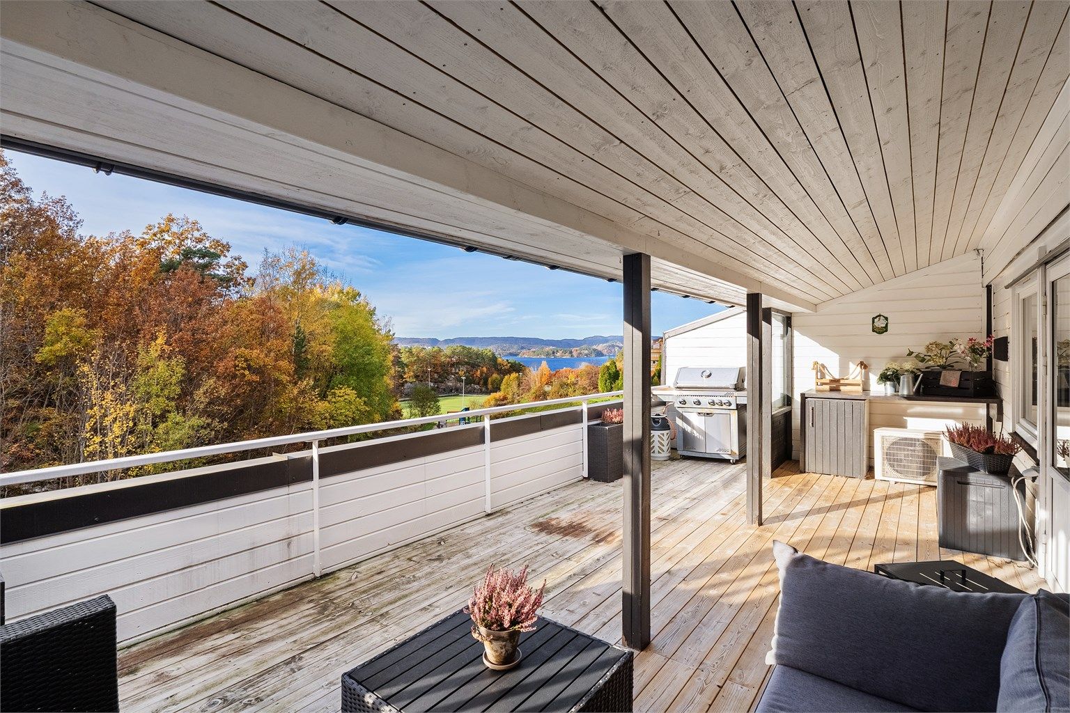 Stor balkong med lite innsyn og mye utsyn 