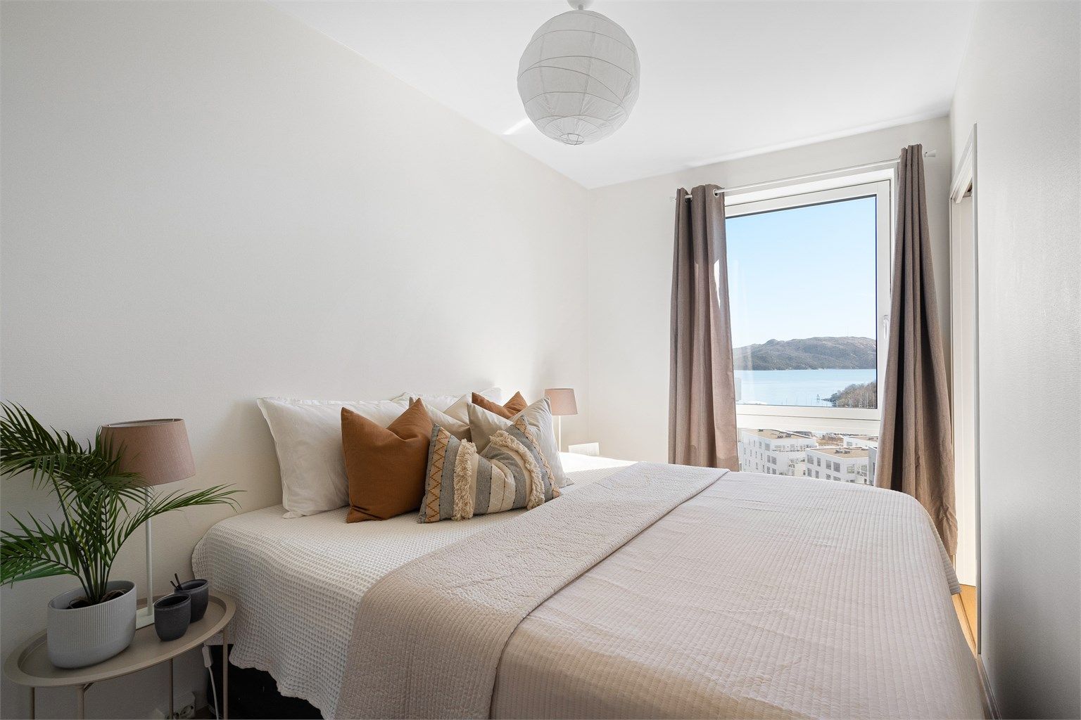 Soverom  er av god størrelse og har flott sjøutsikt. God plass til dobbeltseng, nattbord og skap om ønskelig. 