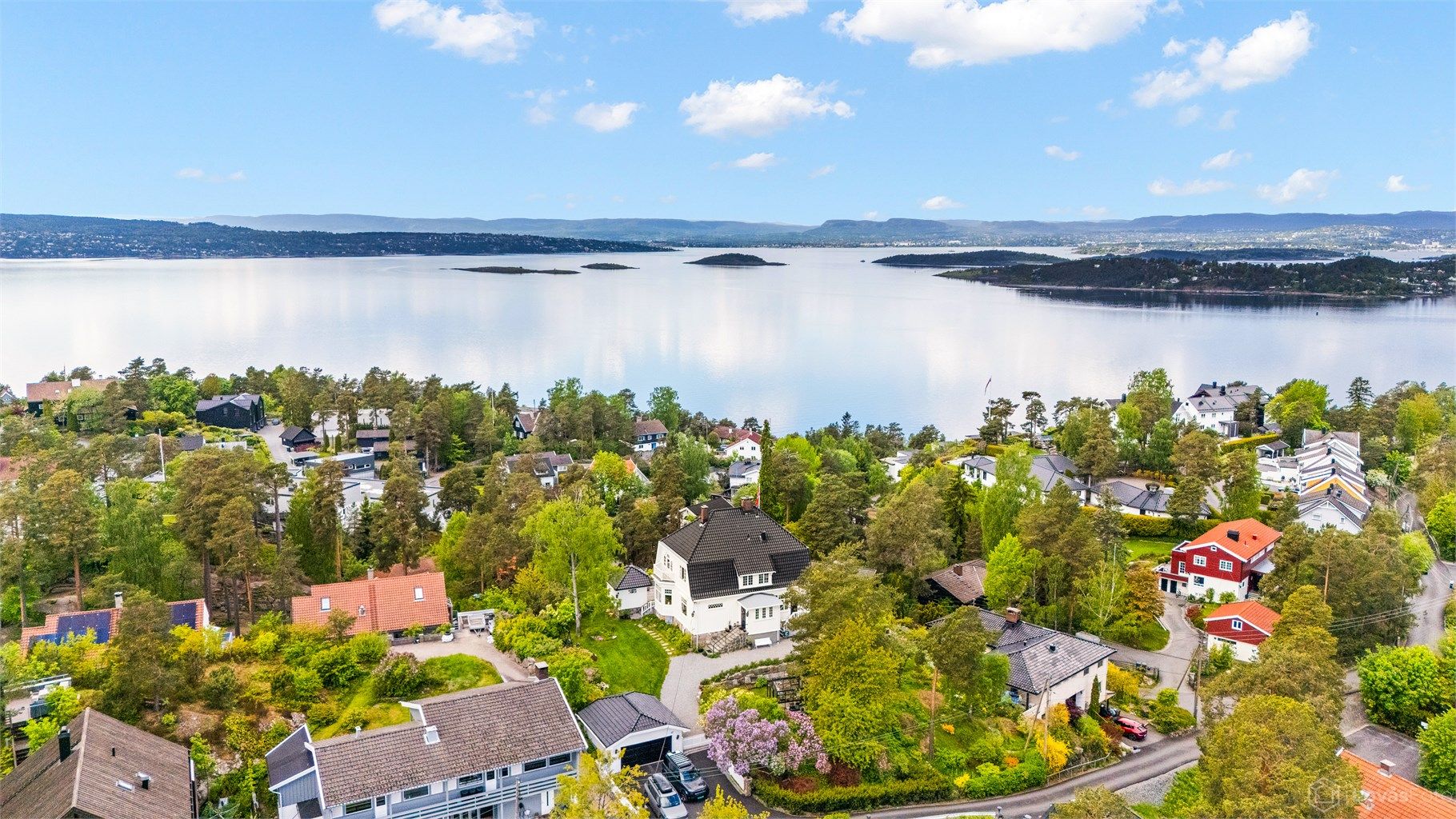 Et barnevennlig og frodig boområde med et unikt fritidstilbud, perfekt for de som ønsker nærhet til fjorden og frilufts- og fritidstilbud, kort reisevei unna sentrum