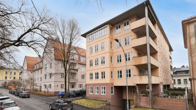 Her bor man i et rolig og grønt nabolag, samtidig som bylivet ligger rett utenfor døren. I gatene rundt finner du et bredt utvalg av dagligvarebutikker, små nisjeforretninger og hyggelige kafeer