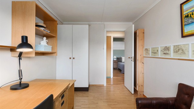 Det følger også med et garderobeskap på dette soverommet