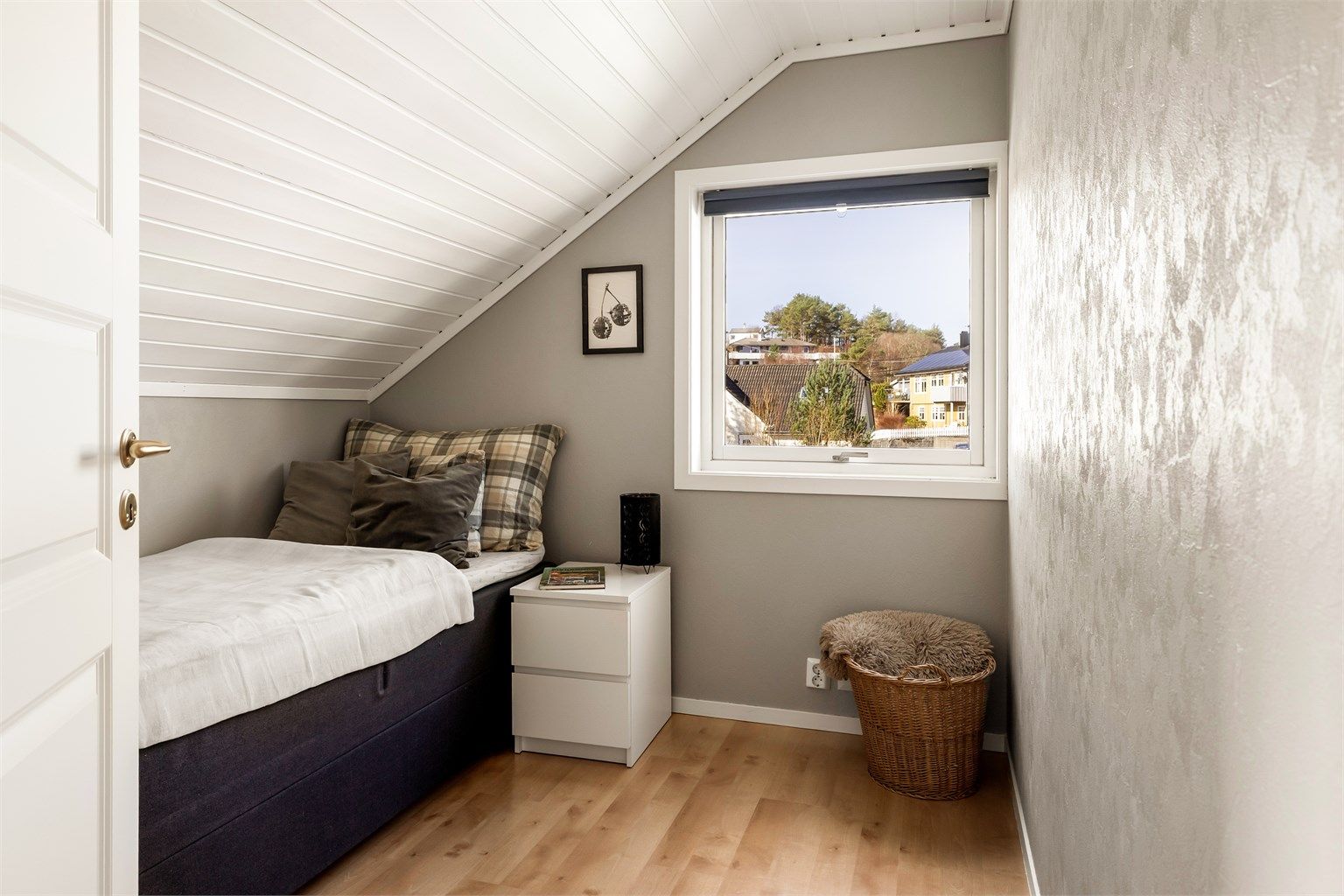 Boligen har totalt fire soverom, hvorav tre er plassert i denne etasjen.