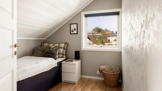 Boligen har totalt fire soverom, hvorav tre er plassert i denne etasjen.