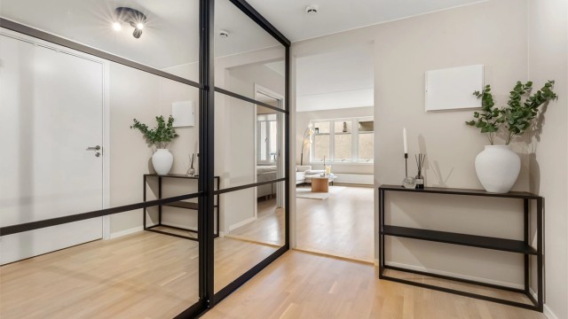 En stor skyvedørsgarderobe med speilfronter gir rikelig med oppbevaringsplass.