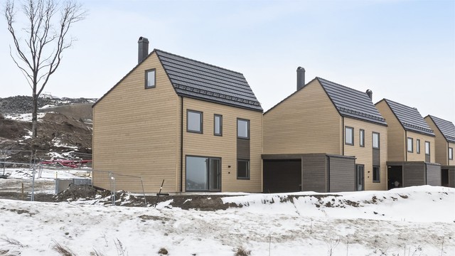 Nybygd enebolig i kjede med kort vei til sentrum og barneskole